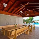 Dom wakacyjny Old School House Basici