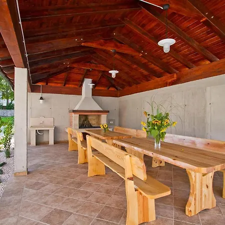 Old School House Ferienhaus Basici