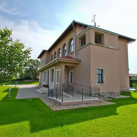 Old School House Ferienhaus Basici