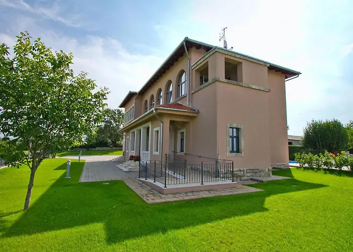 Old School House Vakantiehuis Basici